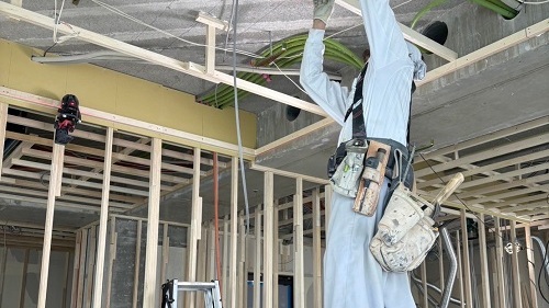工事をしている大工職人
