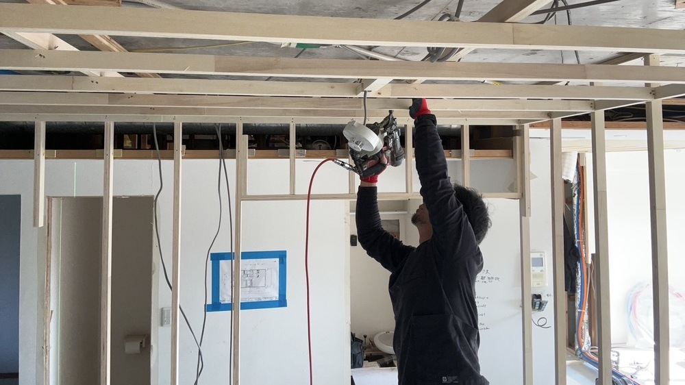 自社の工事する職人